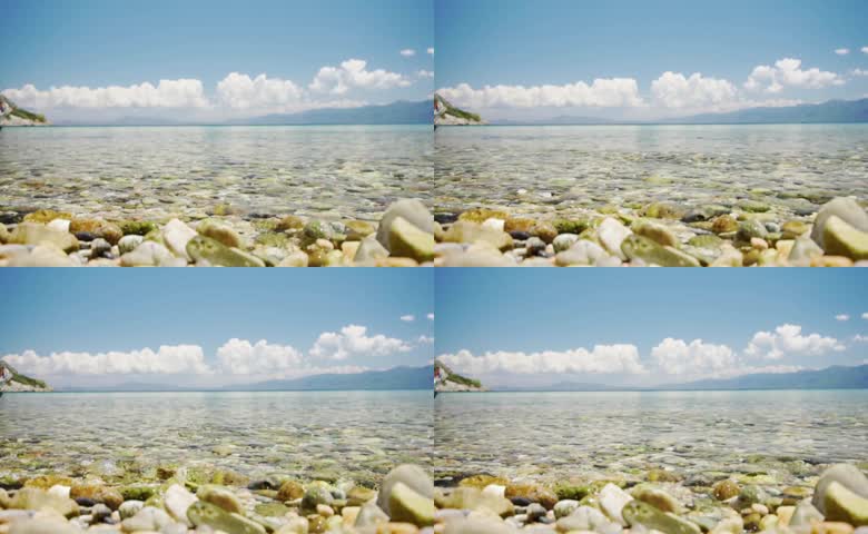 海水清澈冲刷小石子碧水蓝天