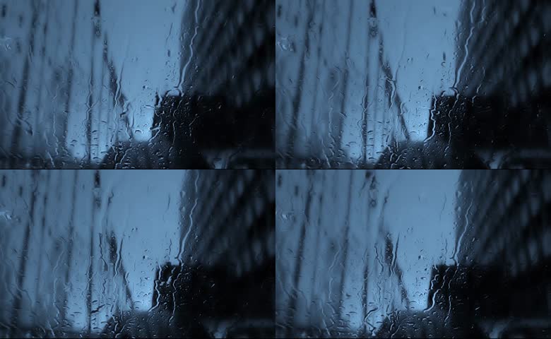 玻璃上流动雨滴