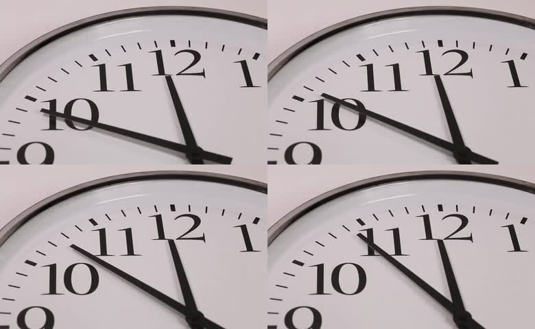 简约圆形挂钟局部特写