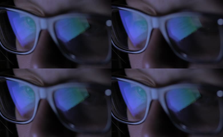 夜间戴眼镜看屏幕工作特写