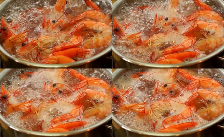 沸水翻滚锅中煮红鲜虾
