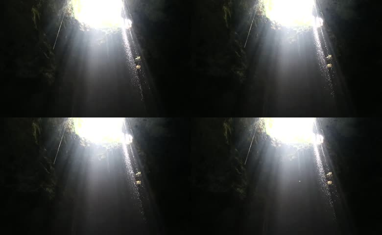 天然溶洞内丁达尔光景观