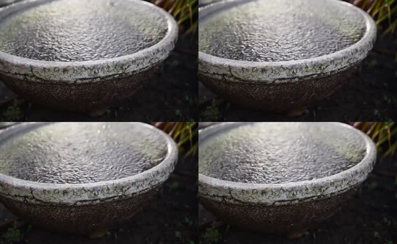 雨滴落下在水缸纹理