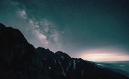 夜晚星空下的山峰
