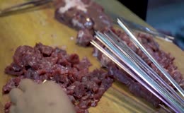 生鲜肉块穿成烤串