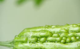 鲜绿苦瓜切半苦瓜