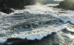激流奔腾河水