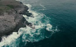 海边悬崖礁石灯塔海浪航拍
