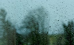 阴雨天玻璃水珠
