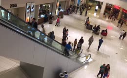 商场自动扶梯来往人流