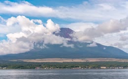 湖面远眺富士山