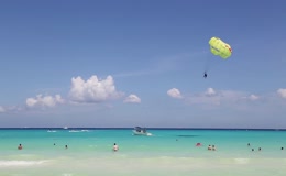 大海海洋海岸滑翔伞游泳