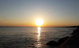夕阳映照海景