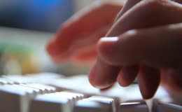 固定实拍打键盘的特写