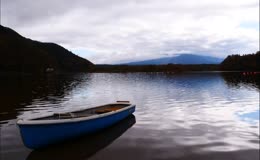湖泊蓝天多云小船延时