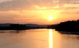 日落河畔的夕阳美景