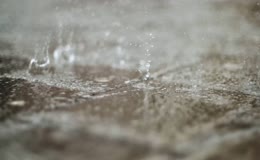 雨水打在地面慢镜头