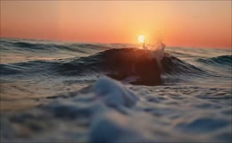 夕阳映照海浪