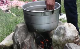 野外柴火煮肉烤羊肉