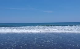 大海海浪冲击海岸