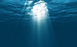 水下视角看阳光穿透海面
