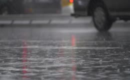 城市街道行程雨天下雨雨滴