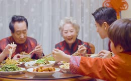 新年一家人开心的吃年夜饭