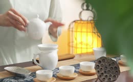倒茶的清逸茶艺场景