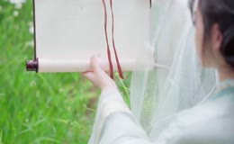 实拍汉服姑娘慢慢打开画卷