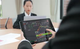 金融商务业务员上班iPad炒股