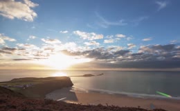 海滩上壮美的日落景象