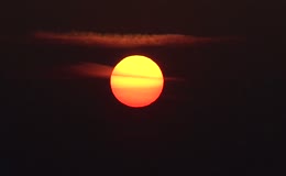 暗调天空中暖调圆形落日