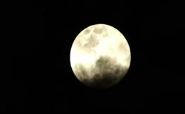 黑夜天空中的高清满月