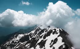 高山雪峰云雾缭绕