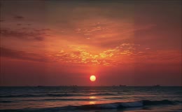 夕阳余晖洒满海面