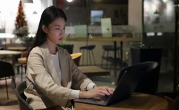 职场夜晚加班处理工作学习