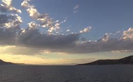 海天一色中夕阳流云