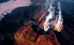 高空航拍喷发白烟活火山口