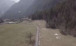 小镇与山脉绵延
