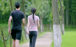 公园晨跑的年轻情侣背影实拍