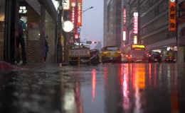 灯光倒映湿滑城市路面