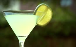 青柠片装饰马提尼鸡尾酒