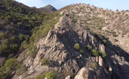 荒山野岭中的山峦起伏
