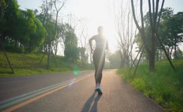 公园里女子迎着阳光奔跑