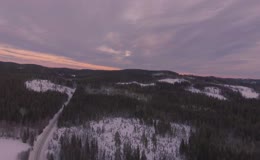 冬季暮色下的雪林山地