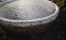 雨滴落下在水缸纹理