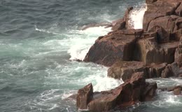 海浪拍击礁石