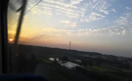 列车窗外黄昏景色
