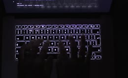深夜程序员编写程序代码