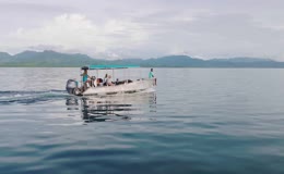 海面搭载游客的摩托快艇